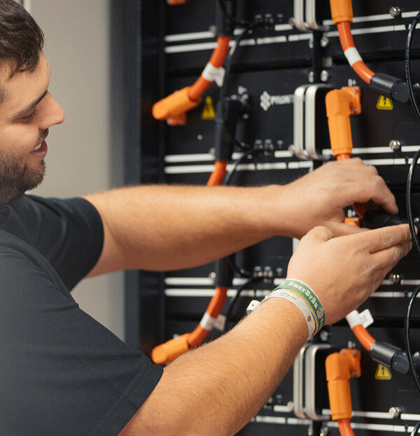 Servicetechniker arbeitet an einer elektrischen Schaltanlage.