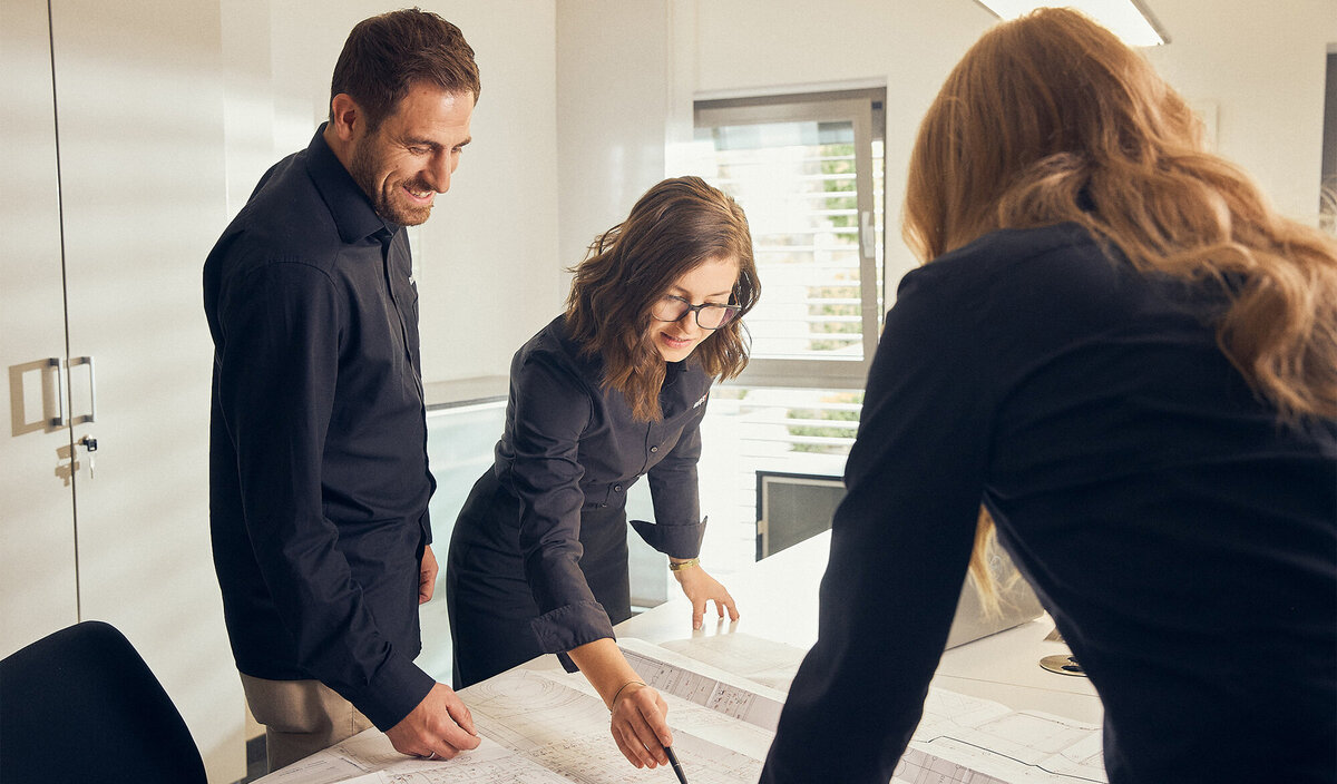 Projektteam bei der gemeinsamen Planung.