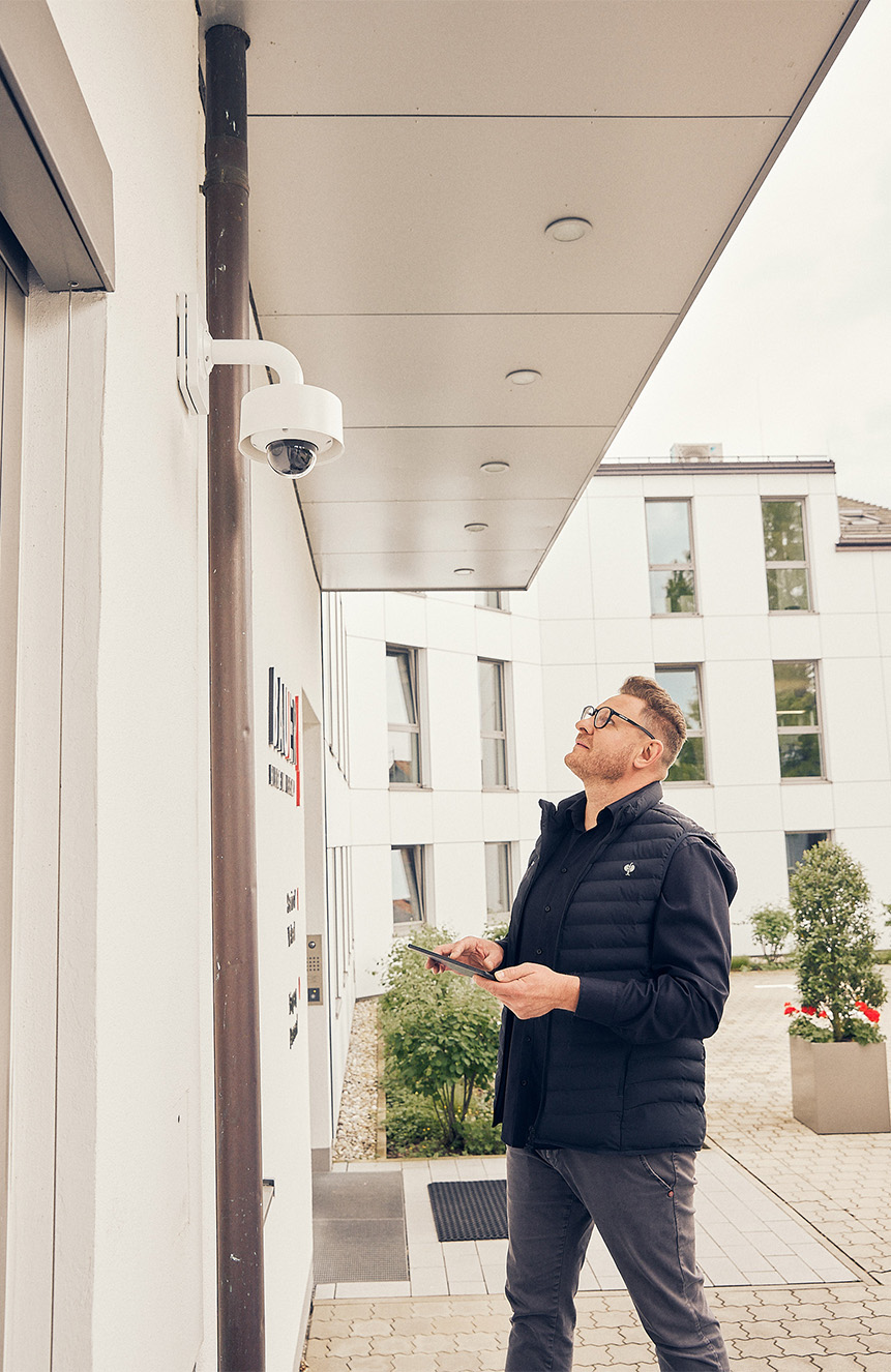 Mitarbeiter kontrolliert eine technische Installation im Gebäude.